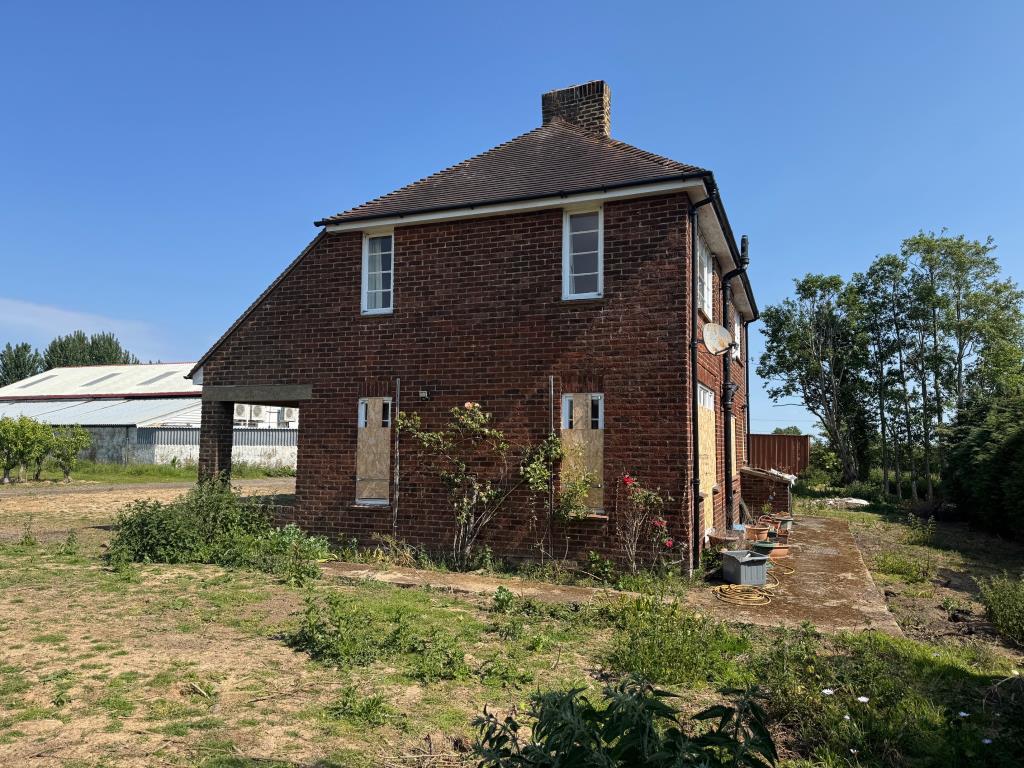 Lot: 8 - DETACHED FARMHOUSE FOR IMPROVEMENT - Side of property